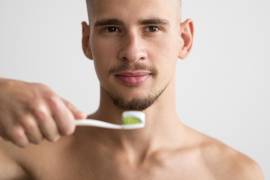 El fluoruro pertenece a los llamados oligoelementos. En pequeñas cantidades, el fluoruro tiene efectos positivos en nuestros huesos y dientes, pero en grandes cantidades también puede tener efectos negativos.