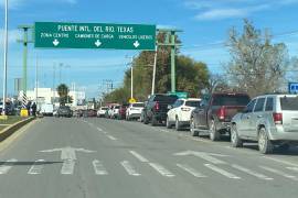 Automovilistas esperan en la fila del puente internacional en medio del operativo de revisión.