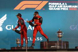 El ganador del GP de Bahréin, Charles Leclerc y segundo en podio Carlos Sainz, ambos de Ferrari.