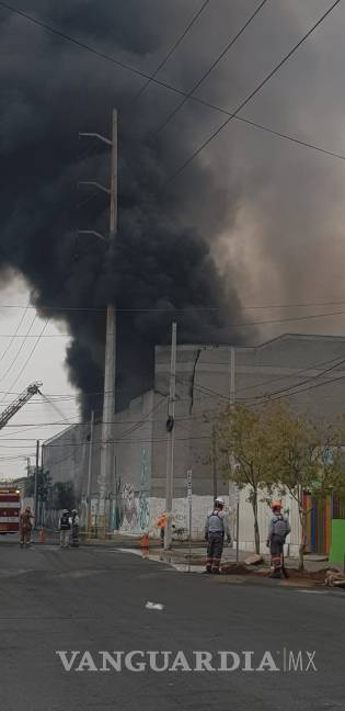 $!Evacuan a 500 personas por incendio en bodega de químicos en Monterrey