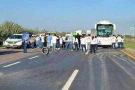 La protesta se realizó a la altura del rancho melonero Chekoval, interrumpiendo el tráfico en ambas direcciones.