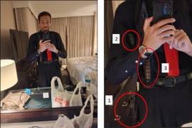 Esta imagen, contenida en un documento judicial del Departamento de Justicia, del 29 de abril de 2026, muestra a Cole Tomas Allen dentro de su habitación de hotel, el sábado 25 de abril de 2026 en Washington, usando su teléfono móvil para fotografiarse en el espejo.
