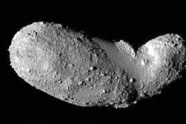 Imagen obtenida por la nave japonesa Hayabusa del asteroide Itokawa.