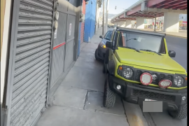 La camioneta fue localizada estacionada sobre la banqueta del periférico Luis Echeverría, frente a Plaza Real, pese a que el propietario la había dejado bajo resguardo de la agencia automotriz para un servicio.