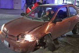 Uno de los vehículos terminó proyectado contra la barrera divisoria tras el impacto.