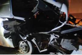 Una mujer de 50 años sufrió la amputación de su pie derecho y otras siete personas resultaron heridas debido al choque de una unidad de personal contra un tráiler en Apodaca, Nuevo León.