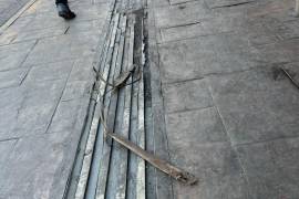 Las piezas metálicas desprendidas sobresalen de la guía podotáctil y podrían provocar tropiezos entre quienes transitan diariamente por la calle Aldama.