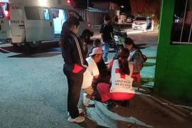 Paramédicos de la Cruz Roja brindaron atención a una mujer que resultó con lesiones de consideración tras el choque registrado en Parras.