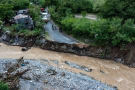 “Tenemos más de mil 600 personas incomunicadas por completo por los caminos que se encuentran totalmente destrozados”, clamó el alcalde de Santiago, David de la Peña Marroquín