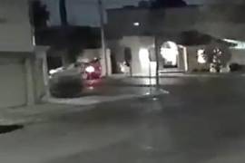 Una persona carga con lo que aparenta ser adorno de hombre de nieve de esta vivienda en San Patricio.