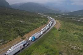 Enormes filas se formaron en la carretera libre a Monterrey, tras la protesta de transportistas que denuncian extorsiones a manos de agentes de tránsito de varios municipios de Nuevo León.