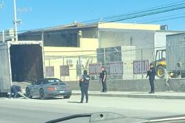 Elementos de seguridad municipal y estatal resguardaron la descarga de dos vehículos Porsche transportados en un tráiler sobre la carretera 57, a la altura de la colonia San Joaquín.