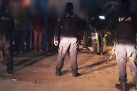 Policías estatales y marinos realizaron el rescate de las personas en Angostura, Sinaloa.