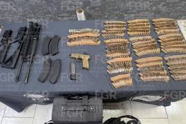 Un hombre que fue detenido cuando viajaba con una maleta con armas a bordo de un autobús que se desplazaba por la carretera Saltillo-Matehuala fue vinculado a proceso, en Nuevo León.