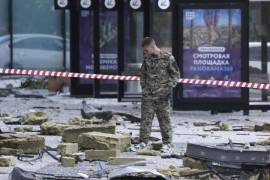 Un soldado ruso observa escombros y otros desechos tras los daños sufridos por dos edificios de oficinas en Moscú.