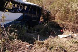 Volcadura de autobús en Michoacán deja al menos 3 peregrinos muertos