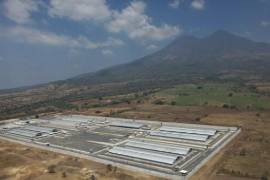 El gobierno salvadoreño no hace esfuerzos por refutar públicamente las acusaciones de trato brutal dentro de Cecot.