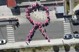 Un gigantesco lazo rosa fue formado, simbolizando la solidaridad con las pacientes que enfrentan el cáncer de mama.