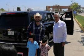 'El Komander' se toma foto con AMLO en Sinaloa