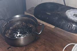Paramédicos valoraron al joven que se encontraba dormido al momento en que la olla con frijoles comenzó a generar humo dentro de la casa.