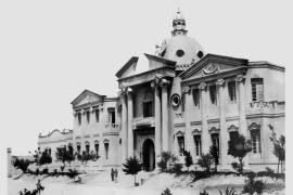 En la fotografía original, el nombre del hospital aparece como Trinidad Narro Maas. Algunos testimonios orales dicen que también se le conocía como Hospital Centenario (por el nombre de la calle en donde se ubicaba) u Hospital de la Calzada. El nombre es homónimo del sacerdote francés que fundó la orden de las Hijas de la Caridad, consagradas a ayudar en hospitales.