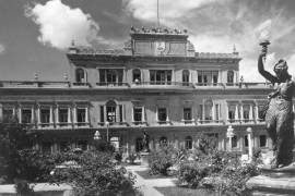 En la parte superior del Palacio de Gobierno de Coahuila se aprecia el escudo de armas antiguo.