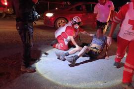 Paramédicos de la Cruz Roja atendieron a Gregorio tras el accidente.