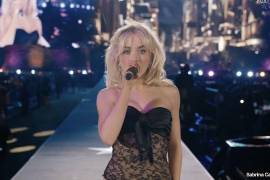 Experiencia. Sabrina Carpenter ofreció un show lleno de cambios escénicos, coreografías y referencias visuales durante su presentación en Coachella.