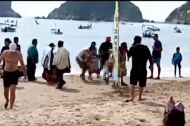 Una tarde de diversión familiar se convirtió en tragedia este día, cuando una mujer murió ahogada en la playa en Melaque, tras ser atacada por lo que se cree fue un tiburón.