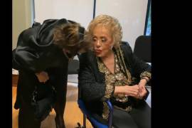 La conexión entre madre e hija quedó plasmada en un gesto sencillo pero profundamente emotivo: un beso.Alejandra Guzmán despidió a su madre, Silvia Pinal, con un video que muestra la fuerza de su amor incondicional.