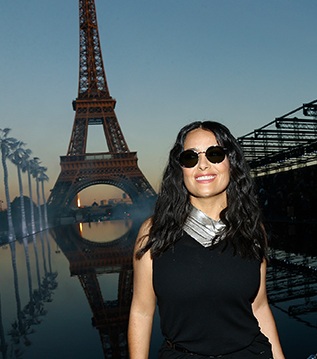 Salma Hayek luce espectacular en París