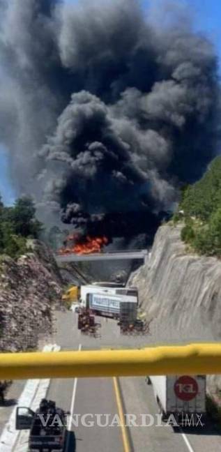 $!Autobuses incendiados en los límites de Durango y Sinaloa, propiedad de una empresa turística de La Laguna.