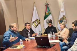 El Alcalde Tomás Gutiérrez Merino y Fernanda Cháirez Guerrero, Directora General del C4, durante la reunión estratégica para mejorar la seguridad en Ramos Arizpe.