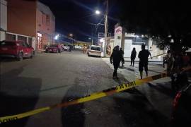 Autoridades acordonaron el área mientras peritos realizaban las diligencias tras el accidente ocurrido sobre la carretera estatal Parras-General Cepeda.