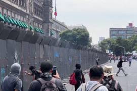 Encapuchados golpearon las vallas de protección que resguardan Palacio Nacional