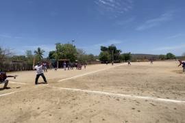 ¡Viva el deporte y viva el béisbol!, AMLO se toma un momento para jugar en Sinaloa
