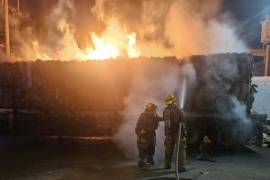 Los bomberos utilizaron pipas y camiones de ataque para controlar el fuego en la plataforma del tráiler.