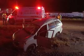 María Guadalupe, de 46 años, y Roberto N. fueron valorados por la Cruz Roja sin que se reportaran lesiones en el choque en la carretera Saltillo-Torreón.