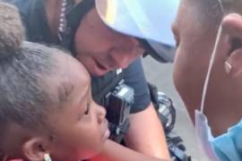 Durante protestas por asesinato de George Floyd niña pequeña le pregunta a policía '¿Nos vas a disparar?'... (video)
