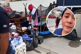 Las pertenencias de la familia fueron colocadas en la calle durante la diligencia realizada en el domicilio equivocado, en Torreón.