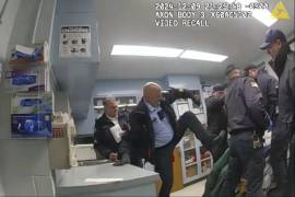 En la imagen, proporcionada por la oficina del procurador general del Estado de Nueva York, se muestran escenas grabadas por la cámara corporal de guardias penales golpeando a un hombre esposado llamado Robert Brooks, de 43 años, en la Instalación Correccional de Marcy, en el condado de Oneida, Nueva York. FOTO: