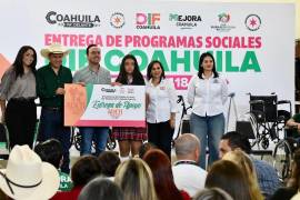 El gobernador Manolo Jiménez Salinas y la presidenta del DIF Coahuila, Liliana Salinas, encabezaron la entrega de apoyos ortopédicos y auditivos a cientos de habitantes de San Buenaventura, beneficiando a familias de la Región Centro.