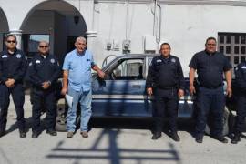 El propietario de la camioneta, Ricardo Rodríguez García, acompañado por elementos de Seguridad Pública, tras recuperar su unidad.