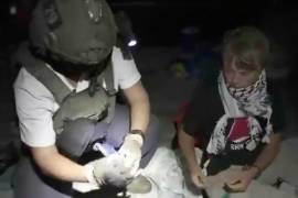 La activista Greta Thunberg, a la derecha, mientras es retirada después de que la marina israelí interceptara la Flotilla Global Sumud que transportaba ayuda humanitaria hacia Gaza.