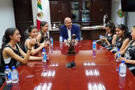 Las jovencitas compartieron experiencias con el alcalde de Monclova, Mario Dávila Delgado.
