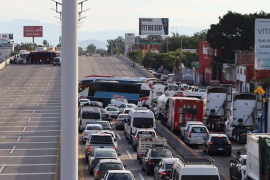 Bloqueo de transportistas de la CANACAR para exigir mayor protección, equipo y mejores carreteras para camiones de carga.