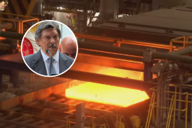 El líder sindical Gómez Urrutia hace referencia al molino de laminación Steckel, al que atribuyó capacidad para fabricar placas de acero de hasta dos pulgadas de espesor y alrededor de 2.20 metros de ancho.