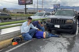 El motociclista cayó al pavimento al intentar frenar por tráfico detenido y posteriormente fue golpeado por una camioneta que no alcanzó a detenerse.