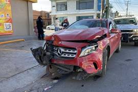 La camioneta Mercedes-Benz terminó proyectada contra la base del semáforo luego del impacto ocurrido cuando ambos conductores aseguraron tener la luz verde.