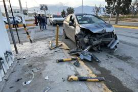 La unidad quedó con severos daños en la parte frontal tras chocar en la esquina de Colosio y Río Martinica.